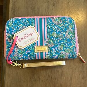 Lilly Pulitzer Travel Wallet, new with tags, never used. Beautiful pattern!! ❤️